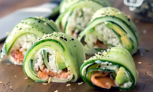 Slices of Cucumber Sushi Classic with dipping sauce